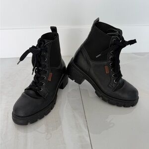 Bottero Feminine Leather Combat Boot,
Model 334902 Made in Brazil